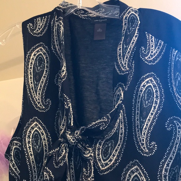 Beautiful tie neck shell - Picture 3 of 3